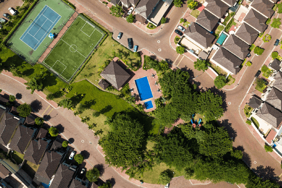 Lote em condomínio fechado com vista aérea de casas